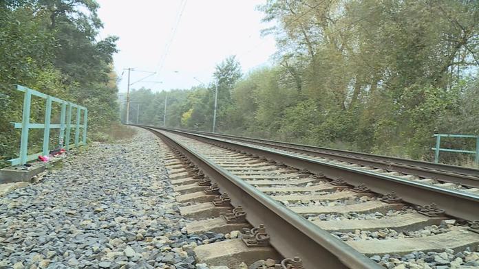 Tragédie na Kolínsku: Vlak srazil důchodkyni, zůstala zaklíněná!