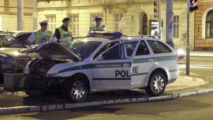 Policisté jeli k případu, narazili do BMW. Dva se těžce zranili