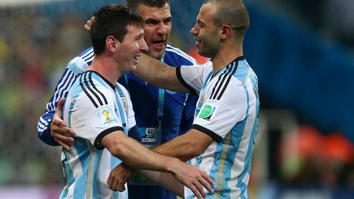 Poslední zápas fotbalového válečníka. Dojatý Argentinec ukončil kariéru