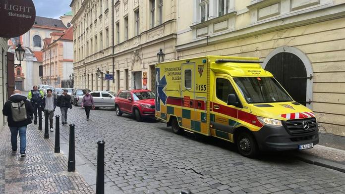 Zásah policie na pražské škole! U studenta našli nůž