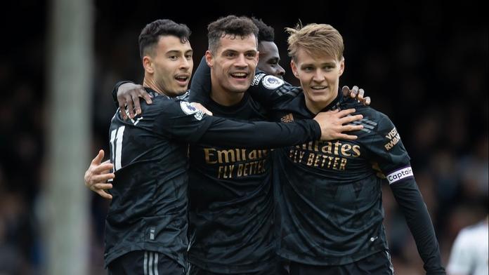 Arsenal smáznul Fulham a vede ligu o pět bodů. United neporazili posledního