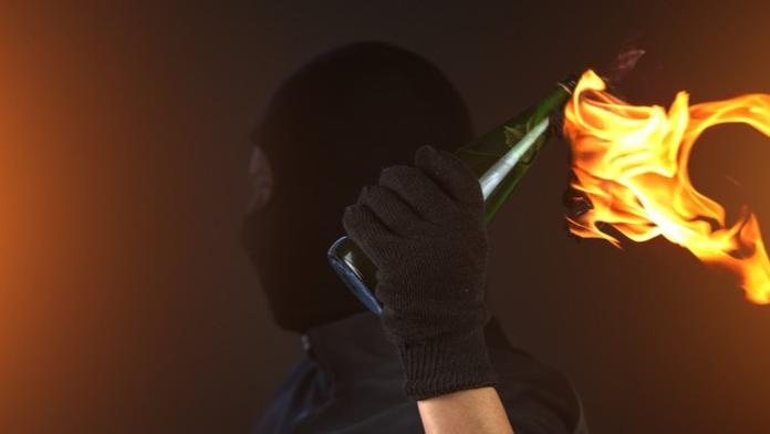 Hádka skončila hozeným molotovem. Muž měl zapálit dům s dítětem uvnitř