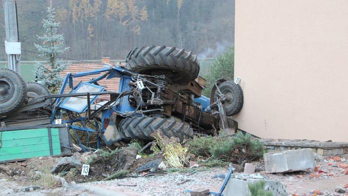 Traktorista (28) se řítil z kopce smykem. Boural, na místě zemřel