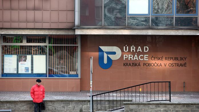 Dávky z úřadů práce zpozdila technická chyba, zítra by měly peníze všem dorazit