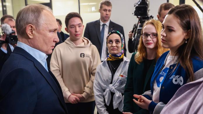 Nová fotka odhalila Putinovo tajemství. Snaha o maskování byla marná