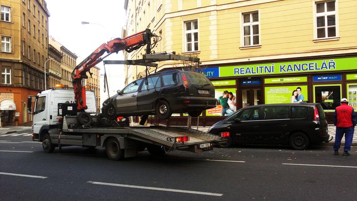 Zloději ukradli auto pomocí odtahovky. Majitel si je sám vystopoval