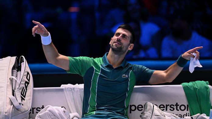 Novak Djokovič diriguje pískot fanoušků