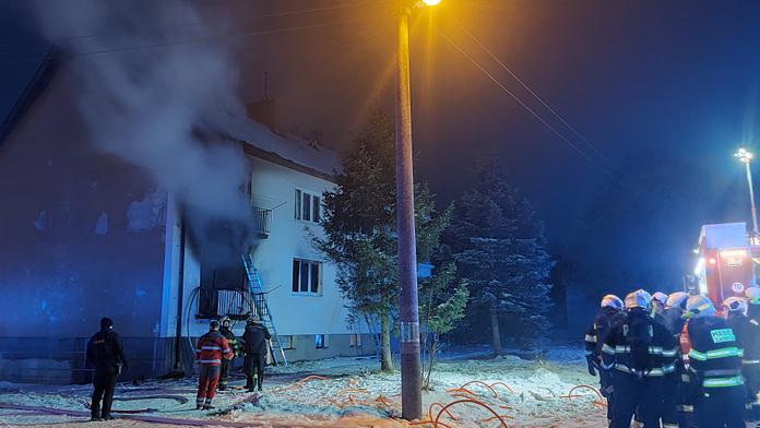 V domě na Českolipsku vybuchl kotel. Hasiči museli vynášet lidi po žebříku