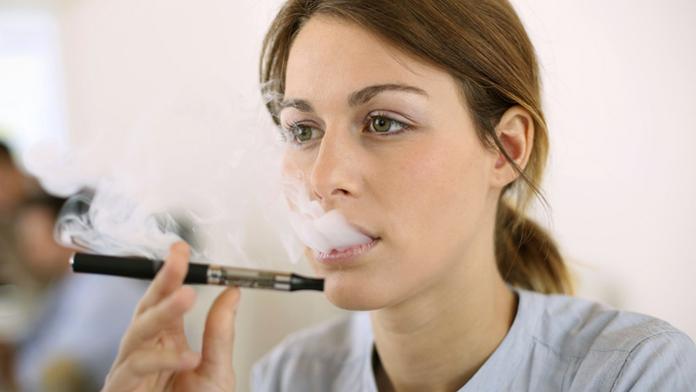 VÍTE, CO KOUŘÍTE? Náplně e-cigaret obsahují chemikálie