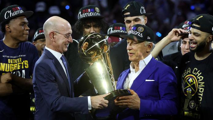 Stan Kroenke (vpravo) přebírá pohár pro vítěze NBA
