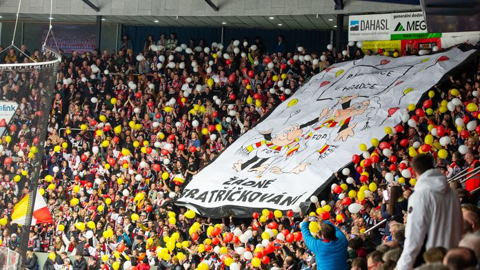 Fanoušci Hradce měli zbít a okrást příznivce rivala. Pardubice oběti odškodní