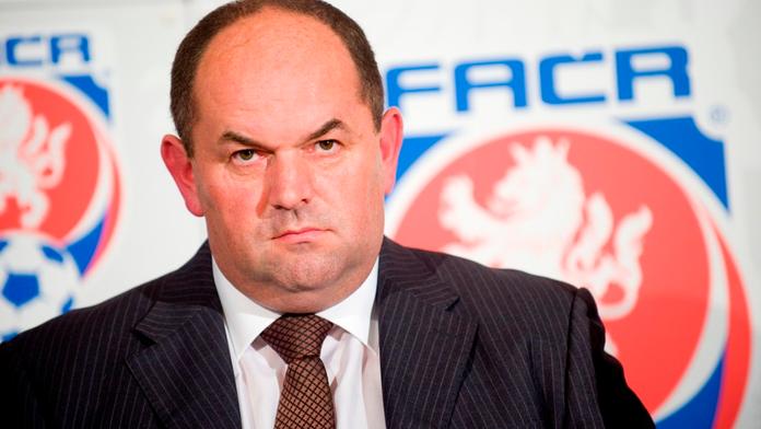 Pelta dostal pěstí. Fotbalového šéfa napadl opilý traktorista