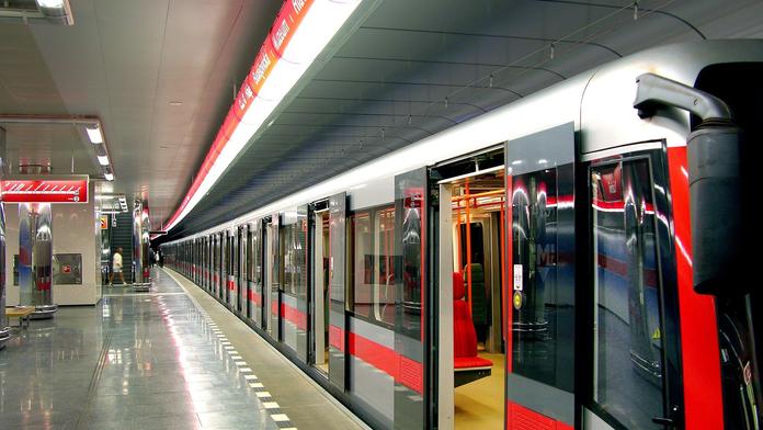 Česko uvolnilo restrikce. MHD v Praze zůstává omezená, jinde obnovují linky