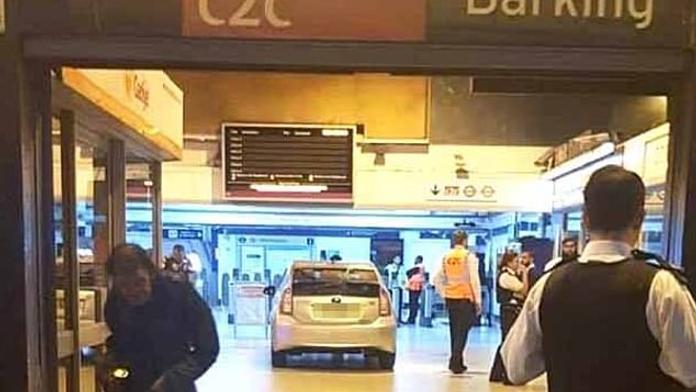 Řidič Uberu vjel rovnou do fronty na jízdenky. Zaparkoval v nádražní hale