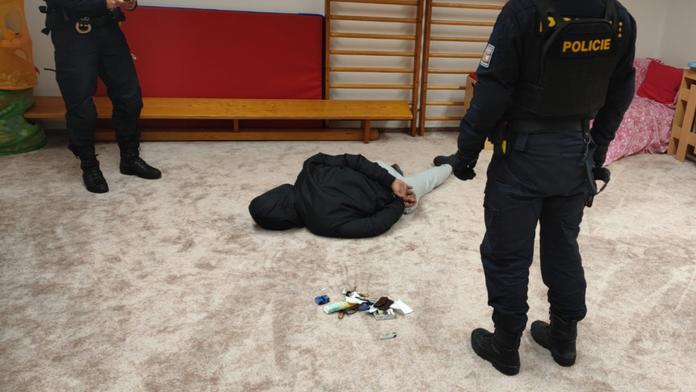 Mikuláš naruby: Zloděj se vlámal do pražské školky, přistihli ho policisté