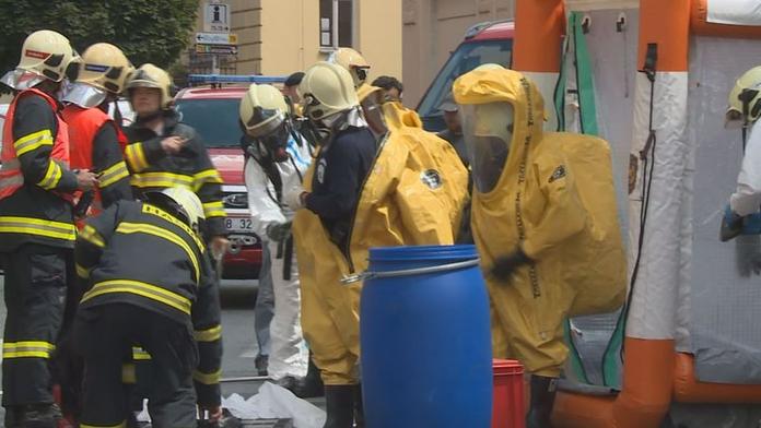 Ve firmě vybuchl sud s neznámou chemikálií! Dva muži se popálili