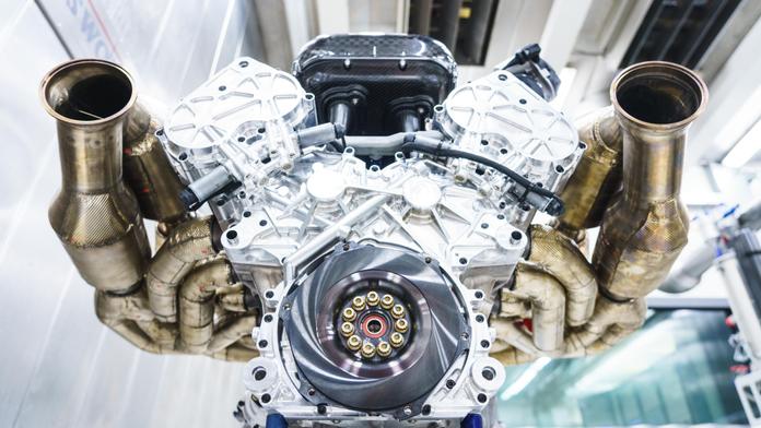 Motor desetiletí! Úžasný nabušený stroj požene divokou valkýru