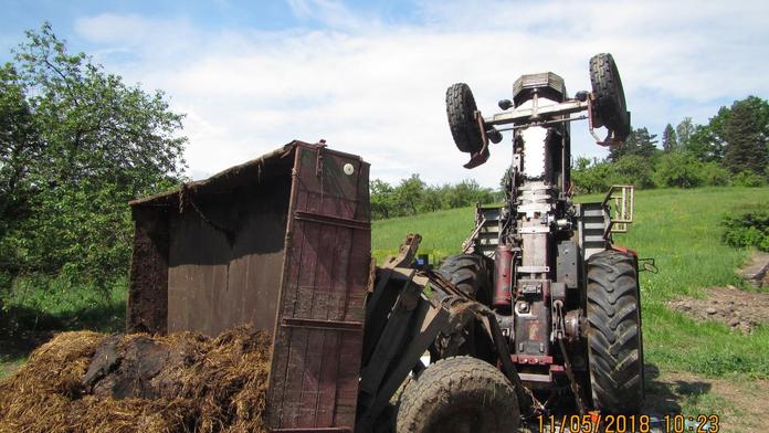 Tragédie na louce. Traktor se převrátil, řidič nehodu nepřežil!