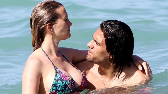 Žhavá romance na pláži! Falcao si užívá, manželka ukazuje bříško