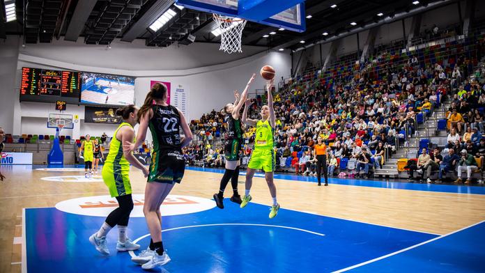 Finále ŽBL mezi basketbalistkami USK Praha a Žabiny Brno