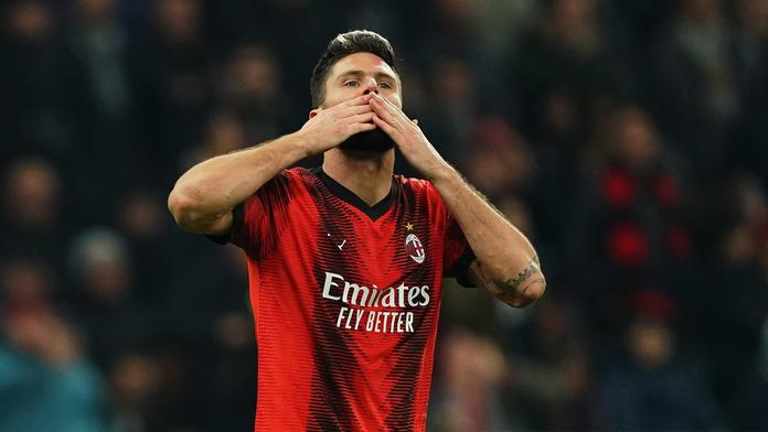 Olivier Giroud v dresu AC Milán slaví gól do sítě PSG