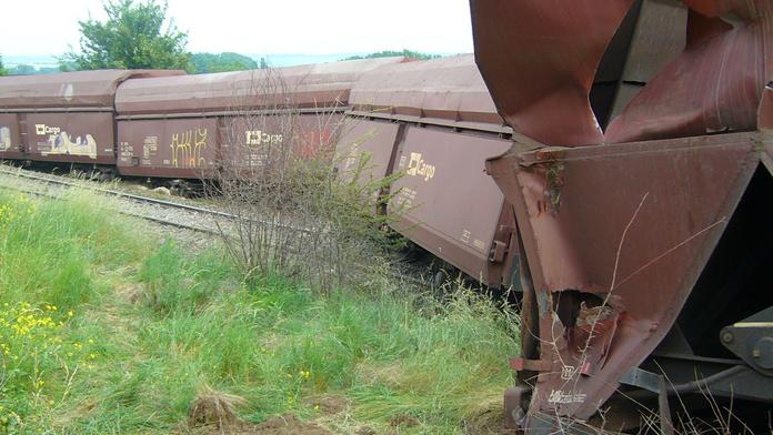 Řidič nestihl vycouvat z přejezdu, po srážce s vlakem ujel
