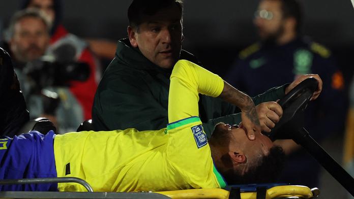 Obrovská bolest a pláč. Zraněný Neymar opouštěl hřiště na nosítkách