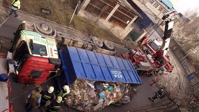 U Poděbrad havaroval kamion s nákladem alkoholu, řidiče vyprošťovali hasiči