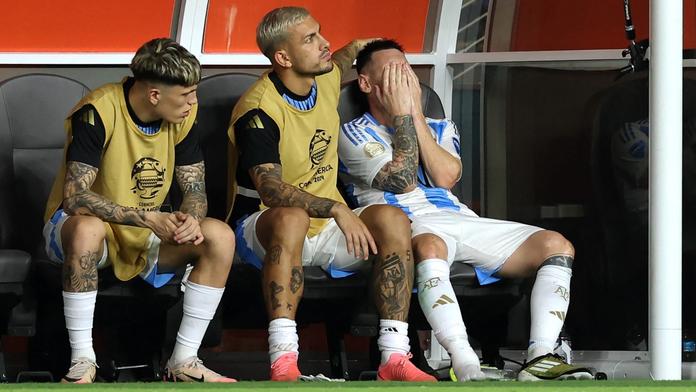 Lionela Messiho (vpravo) na lavičce utěšoval spoluhráč Leandro Paredes