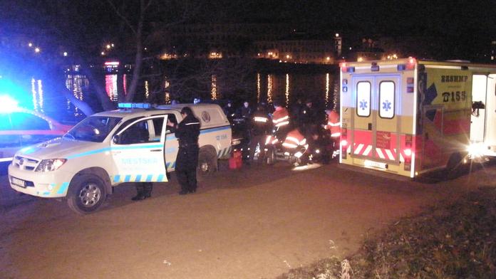 Dívka se zabila skokem z Karlova mostu do Vltavy