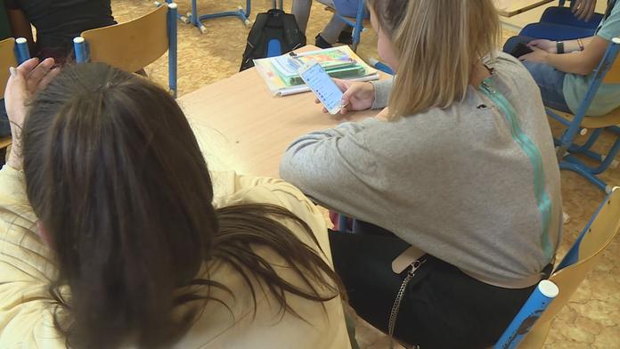 V Anglii chtějí zákaz mobilů ve škole. Má se to udělat i v Česku? ANKETA