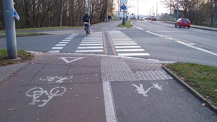 Pravidla určí, jak předjíždět cyklistu. Ale víte vůbec, kdy (ne)má kolo přednost?
