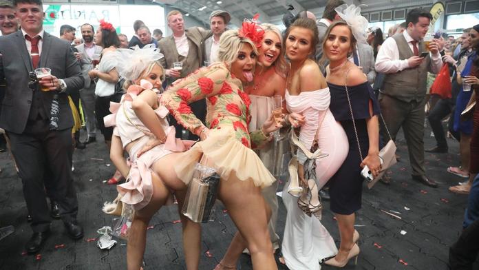 Sodoma Gomora na dostizích! Zlité paničky ukázaly úplně všechno