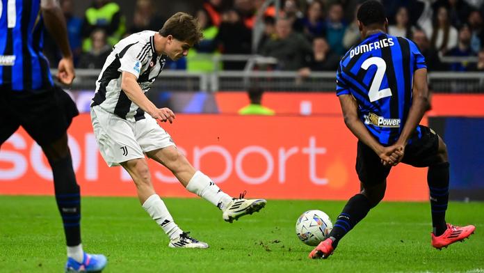 Kenan Yildiz střílí čtvrtý gól Juventusu v utkání proti Interu Milán