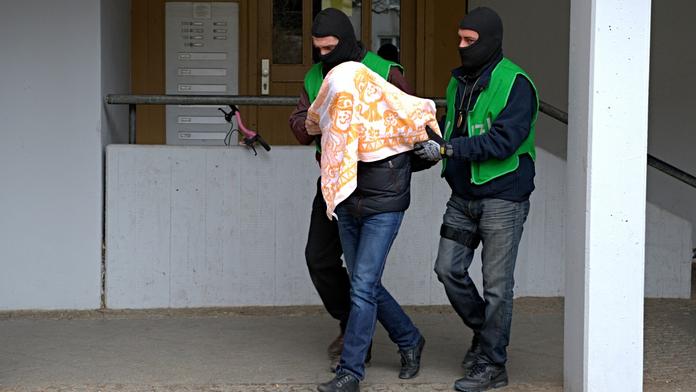 Muž zabil svou babičku, na útěku srazil dva policisty! Oba zemřeli