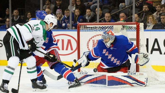 Brankář Pavelec čaroval v brance Rangers, ale prohře nezabránil