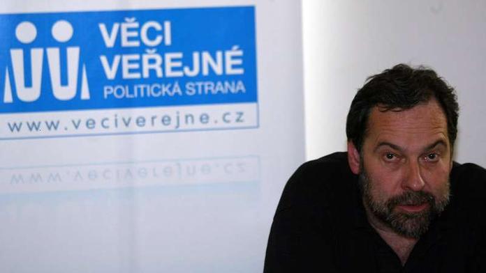 SROVNÁNÍ: Před minulými volbami dominoval Jandák a ODS, teď John a ČSSD