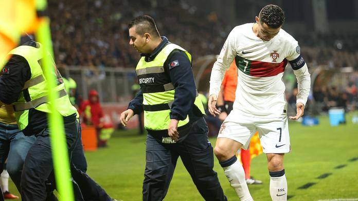 Divočina v Bosně. Zběsilý fanoušek se vrhl na Ronalda a poranil mu kotník