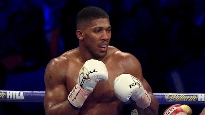 Boxerská hvězda Joshua chce do MMA: Lákají ho tito soupeři z UFC