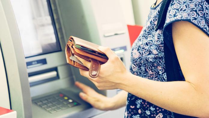 Helena vybírala peníze z bankomatu. Ze stvrzenky se jí zamotala hlava