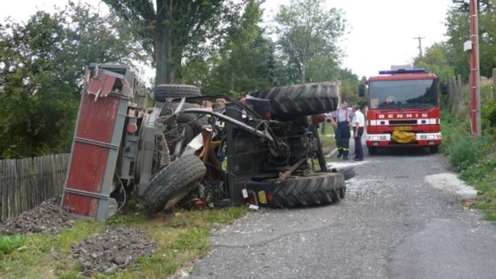 Tragédie při přípravách vatry: Při převrácení traktoru zemřel mladík