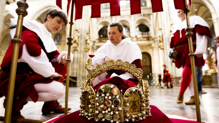 Císař Karel IV. vyrazil s průvodem na Karlštejn. Veze korunovační klenoty