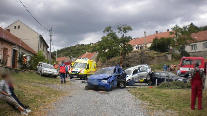 Auta se do sebe zapasovala jako harmonika, čtyři zranění