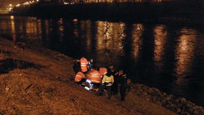 Bezdomovec spadl při močení do Vltavy a zlomil si nohu