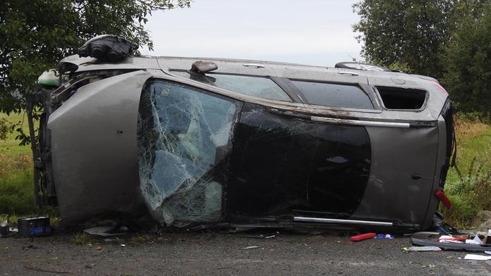Auto při nehodě narazilo do dvou stromů, řidič srážku nepřežil
