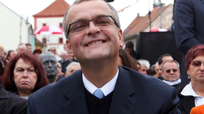 Když se dva hádají, Kalousek se směje: "Premiér bude za kašpara!"