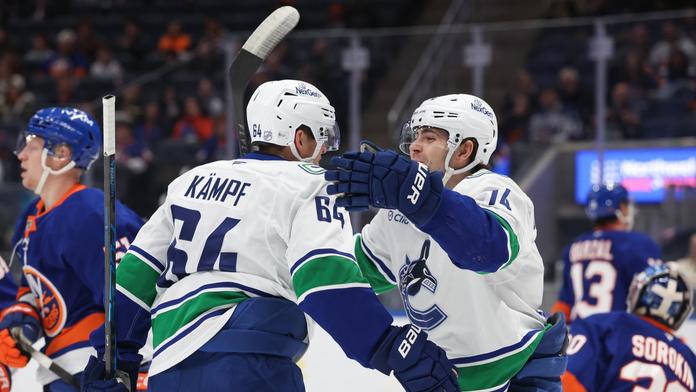 David Kämpf a Jake DeBrusk se radují z gólu