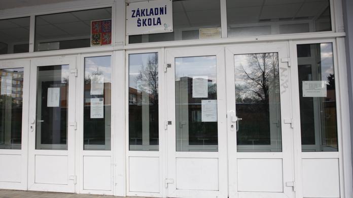 Azbest zase ohrožuje základní školy! V Pardubicích jich je pět