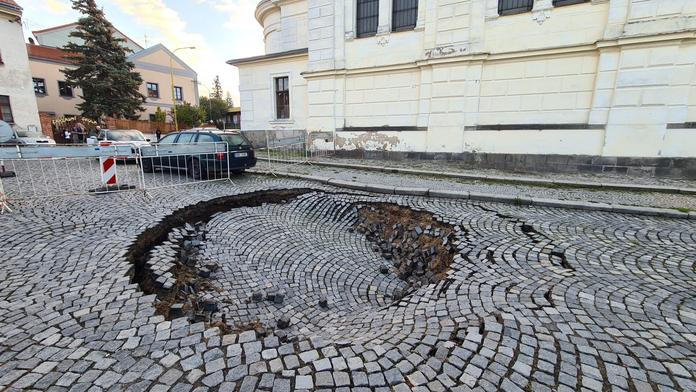 V Příbrami se propadla zem. Zřejmě za to může 500 let stará šachta