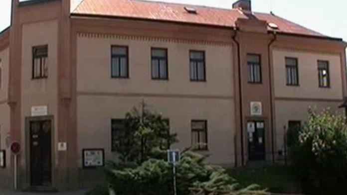 Zloději v Rychnově vykradli sídla KSČM a ČSSD